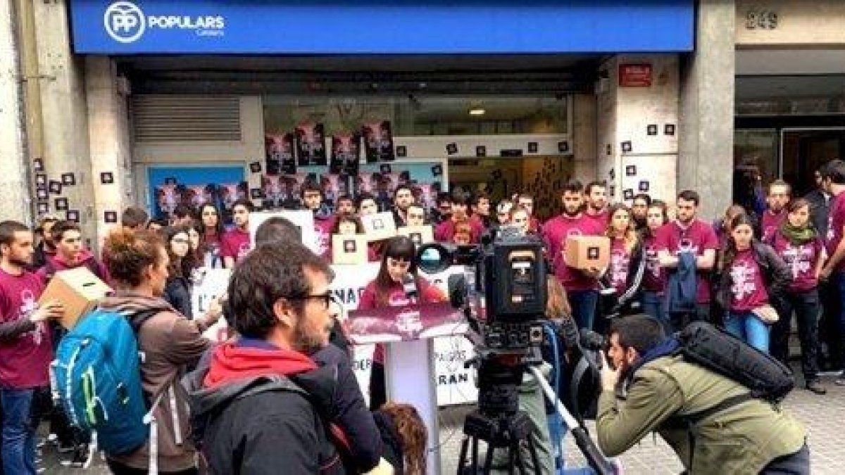 Una organització afí a la CUP ocupa la seu del PPC