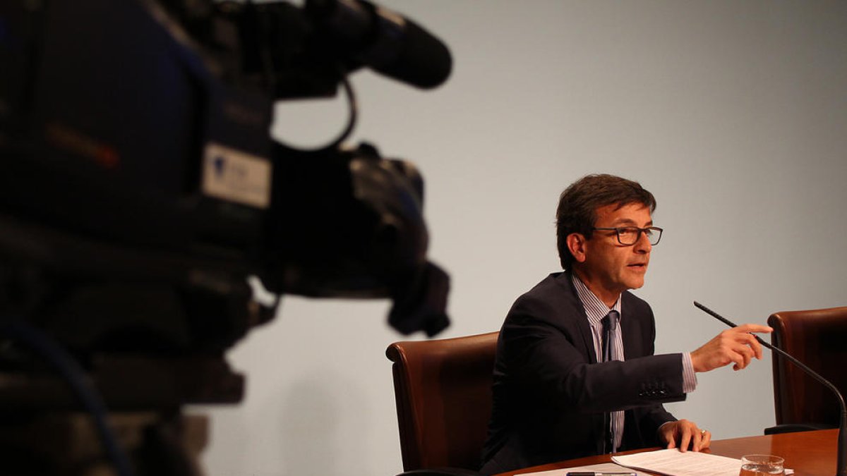 El ministre de Finances, Jordi Cinca, durant una roda de premsa.