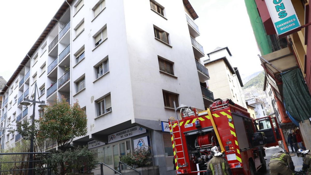 Els bombers extingeixen un foc en un pis a la part alta d'Escaldes