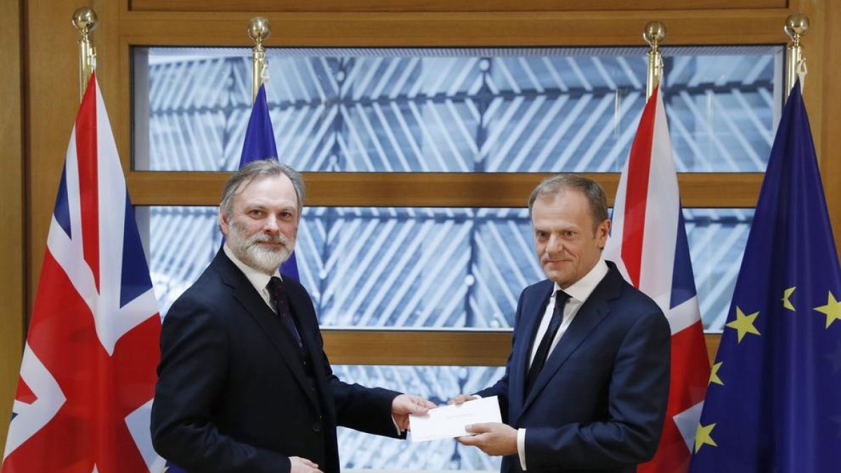 May activa el Brexit i Brussel·les garanteix una sortida ordenada