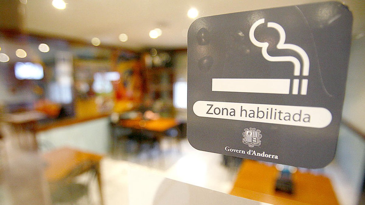 Els hotelers critiquen que es permeti fumar al casino