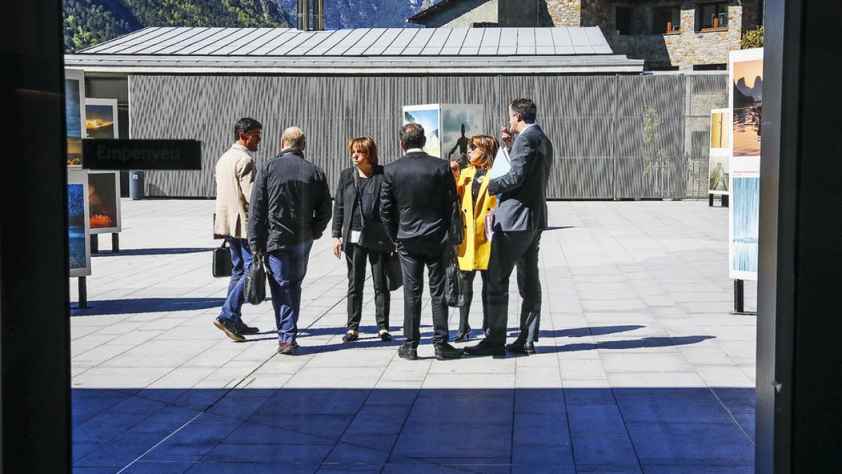 Govern, partits i comuns, a punt de tancar l'acord de competències