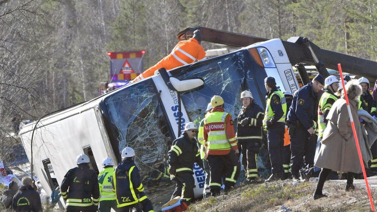 Tres morts en bolcar un autobús escolar a Suècia
