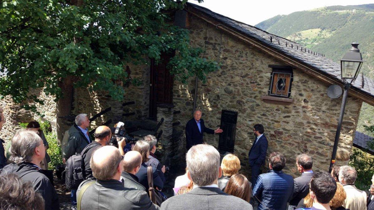 Auvinyà posa una placa en memòria dels emigrants andorrans