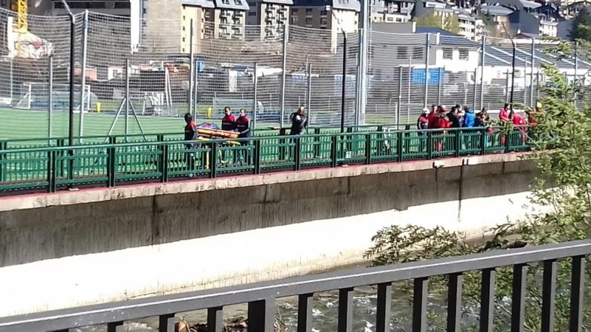 Els bombers treballant en el rescat del cos trobat al riu Valira