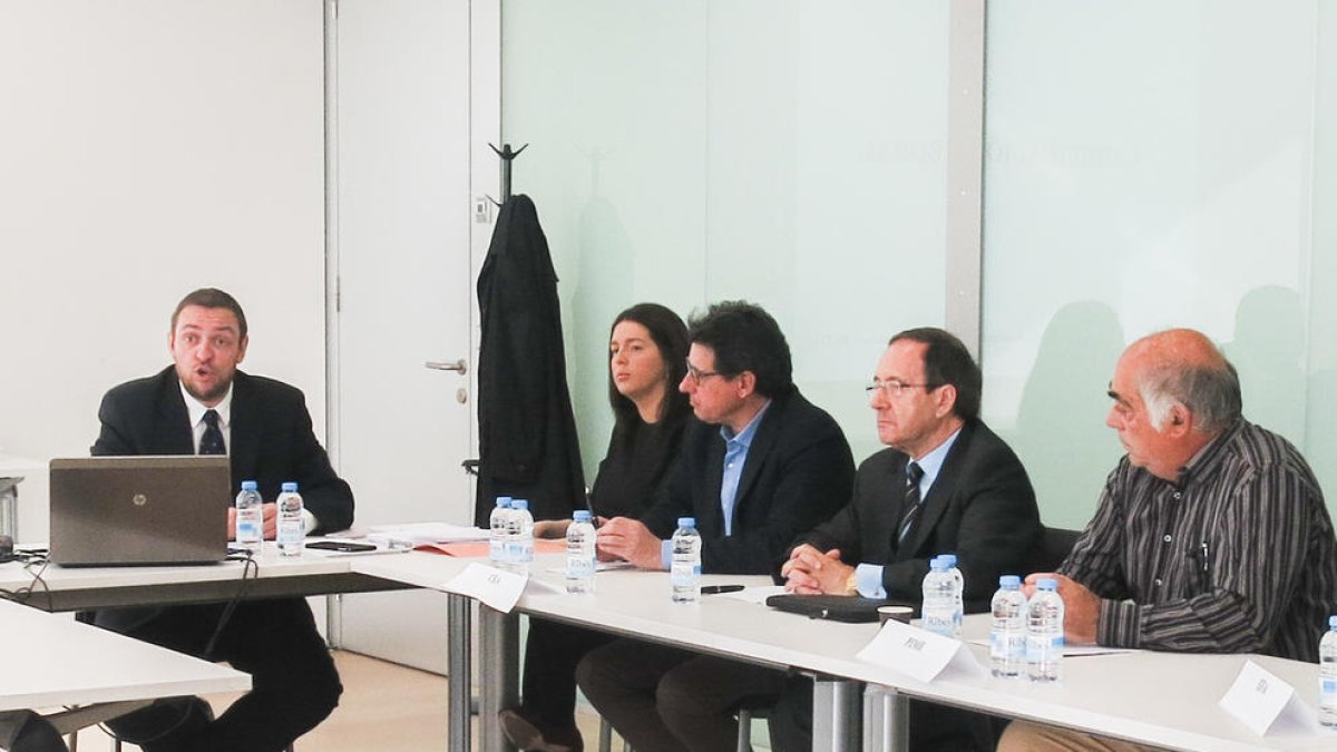 DA proposa crear un fons finançat per treballadors
i empresaris