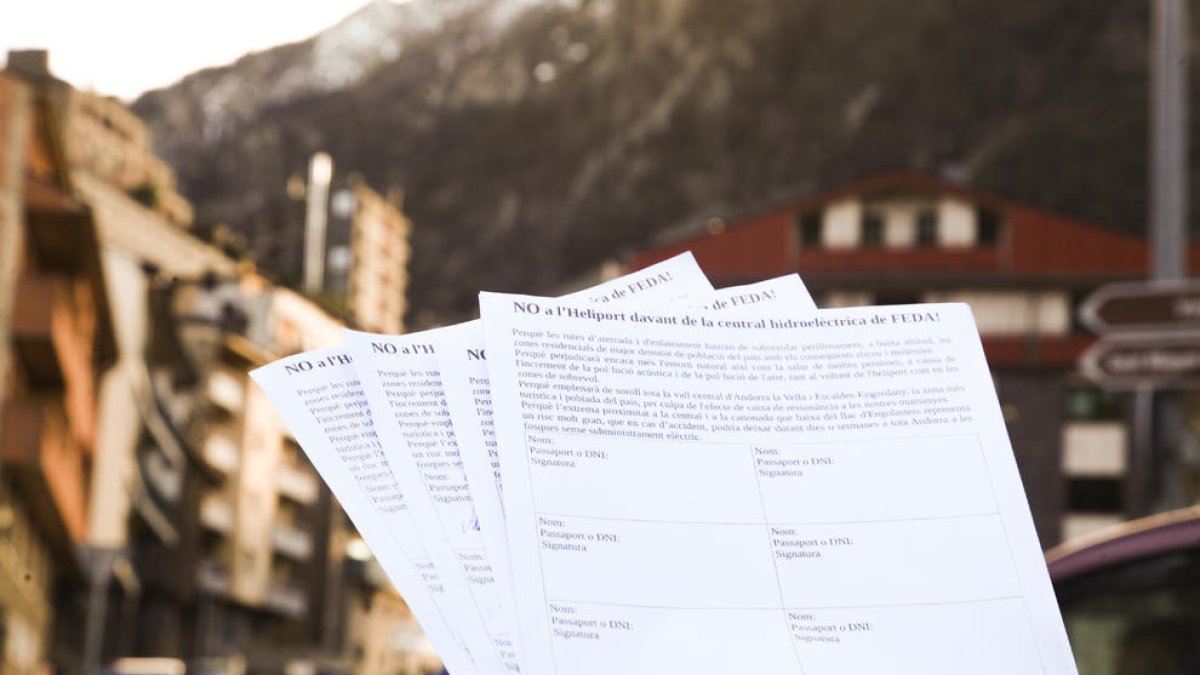 Recullen 400 firmes en quatre dies contra l'heliport