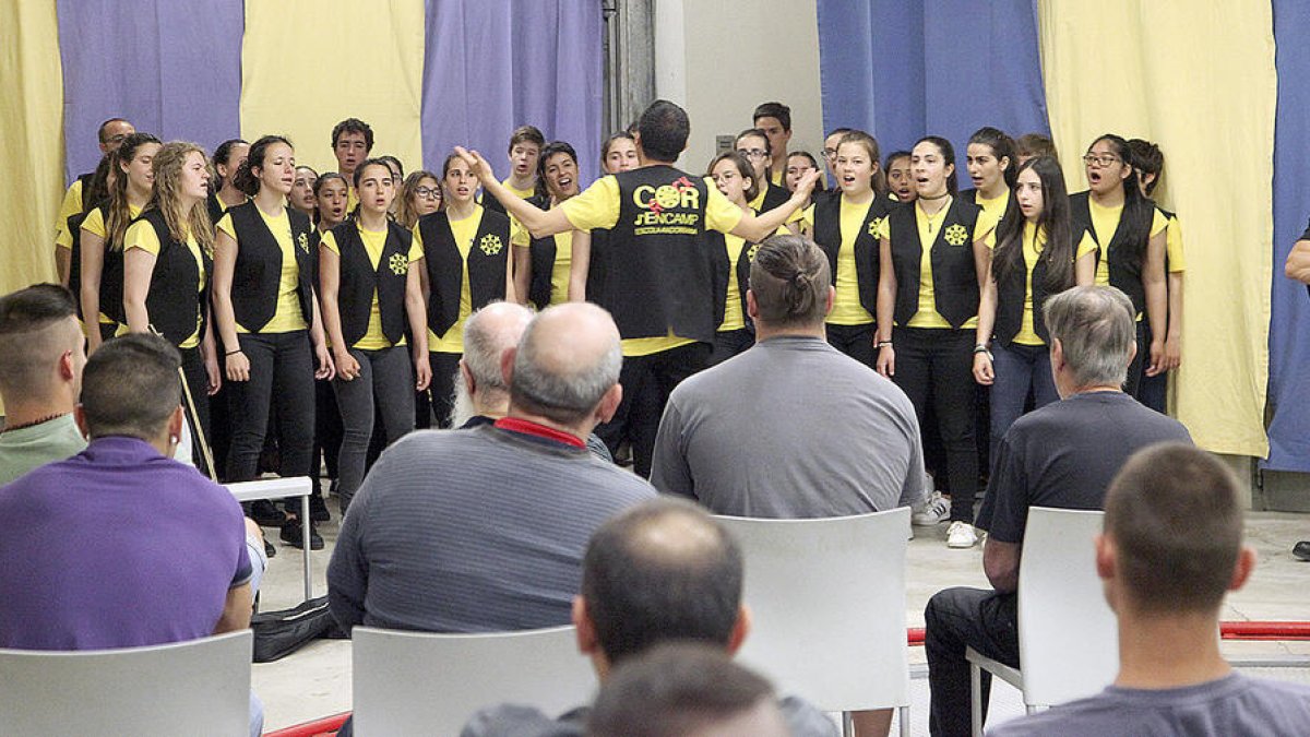 Els joves del Cor Rock d'Encamp ofereixen un concert per a 27 presos