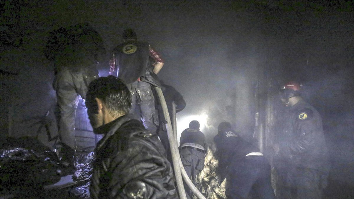 Almenys 58 morts en un suposat bombardeig químic al nord de Síria