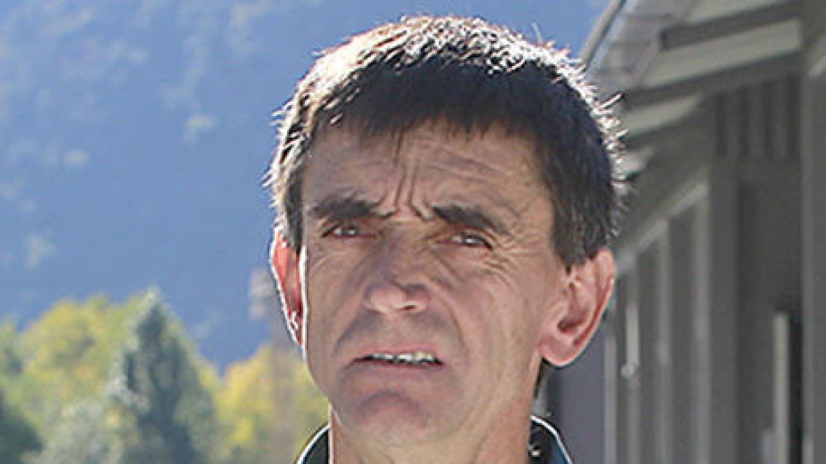 Mor Emili Vicente, entrenador de l'FC Andorra, mentre anava en bicicleta