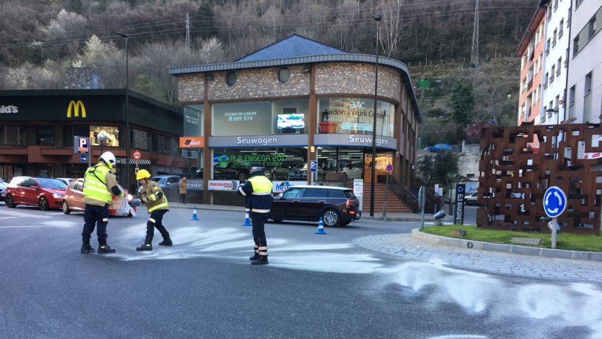 Un tractor vessa fluid hidràulic a l'avinguda Tarragona