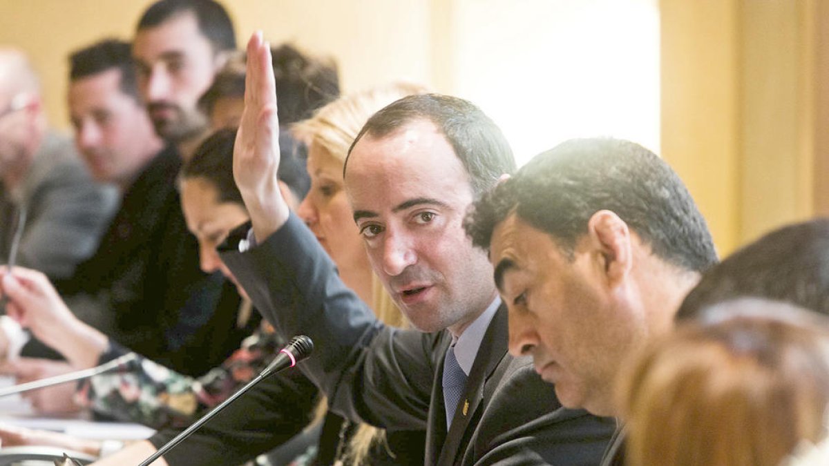 La majoria del comú cedeix en favor del consens en la llei de competències