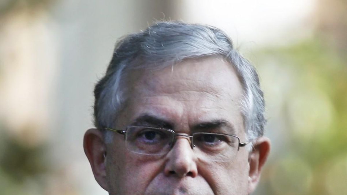 Ferit per una carta bomba l'ex-líder grec Papademos