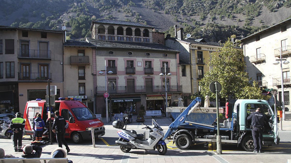 El conductor d'una camioneta atropella un home i es dona a la fuga