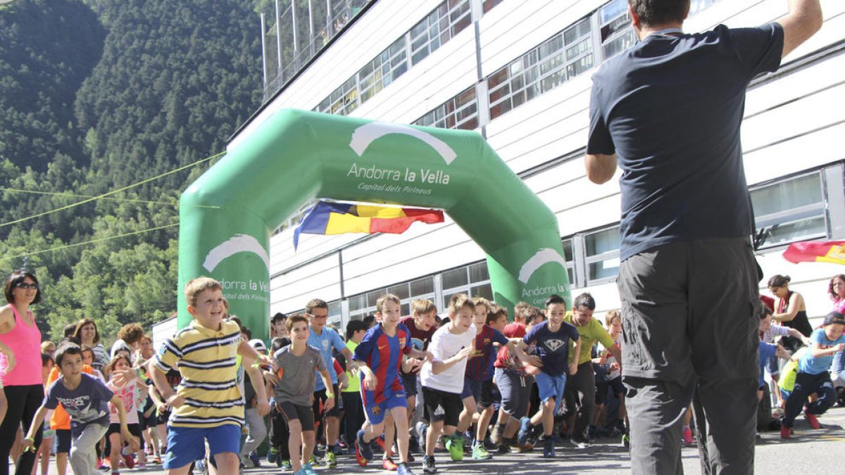 Un miler d'escolars del país participen en la cursa Belluga't per l'esport