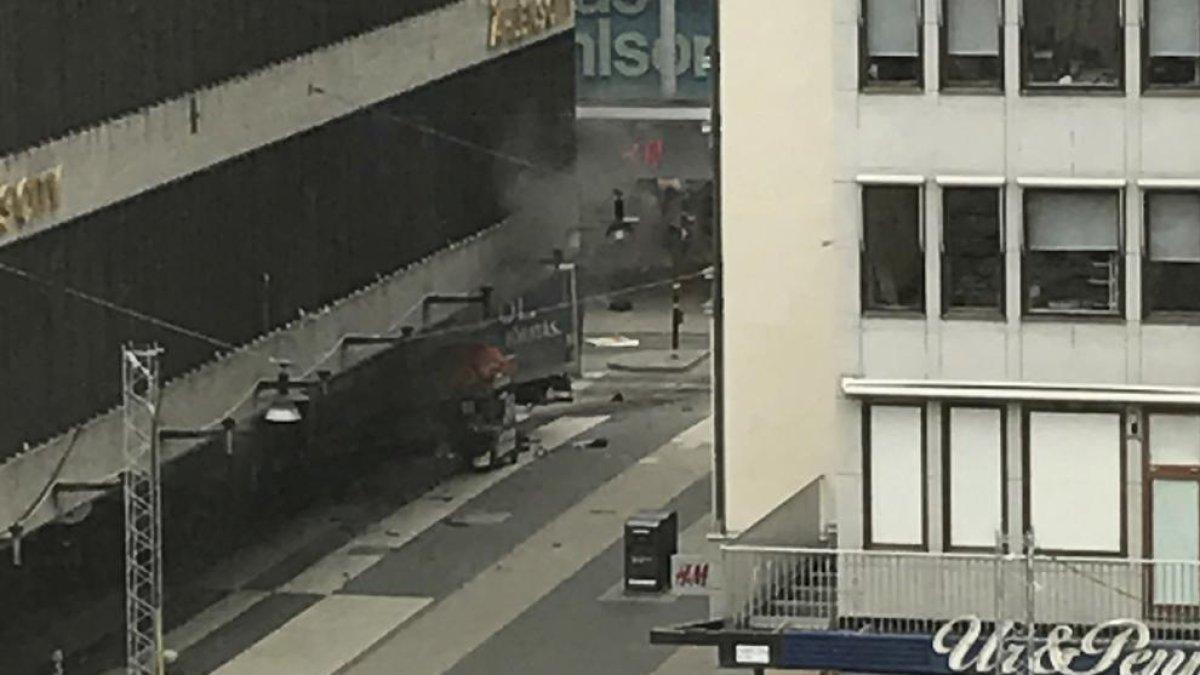Almenys tres morts en un atemptat per atropellament a Estocolm