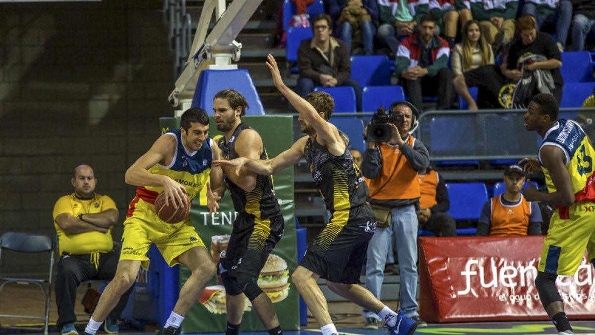 Revelar-se contra el líder