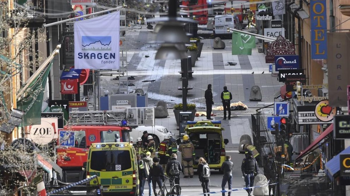 Un camió atropella una multitud a Estocolm i causa quatre morts