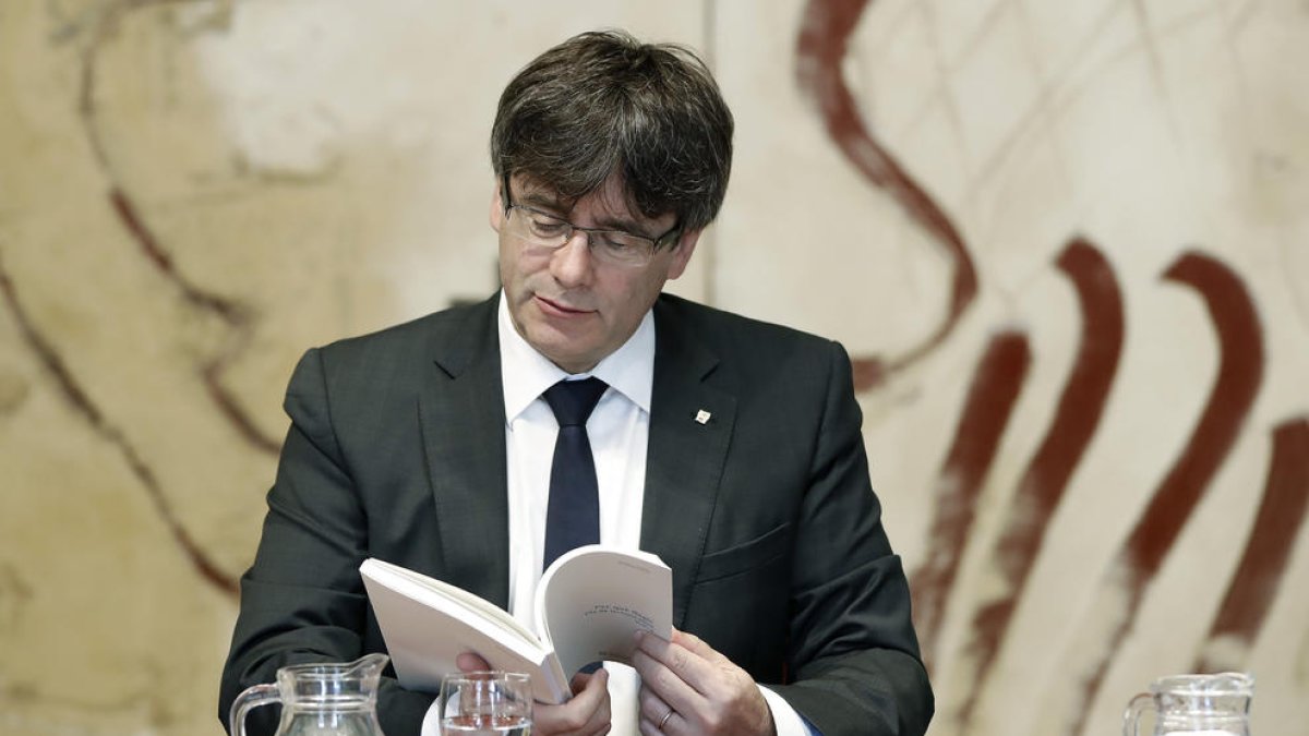 Puigdemont convoca els partits catalans favorables al referèndum
