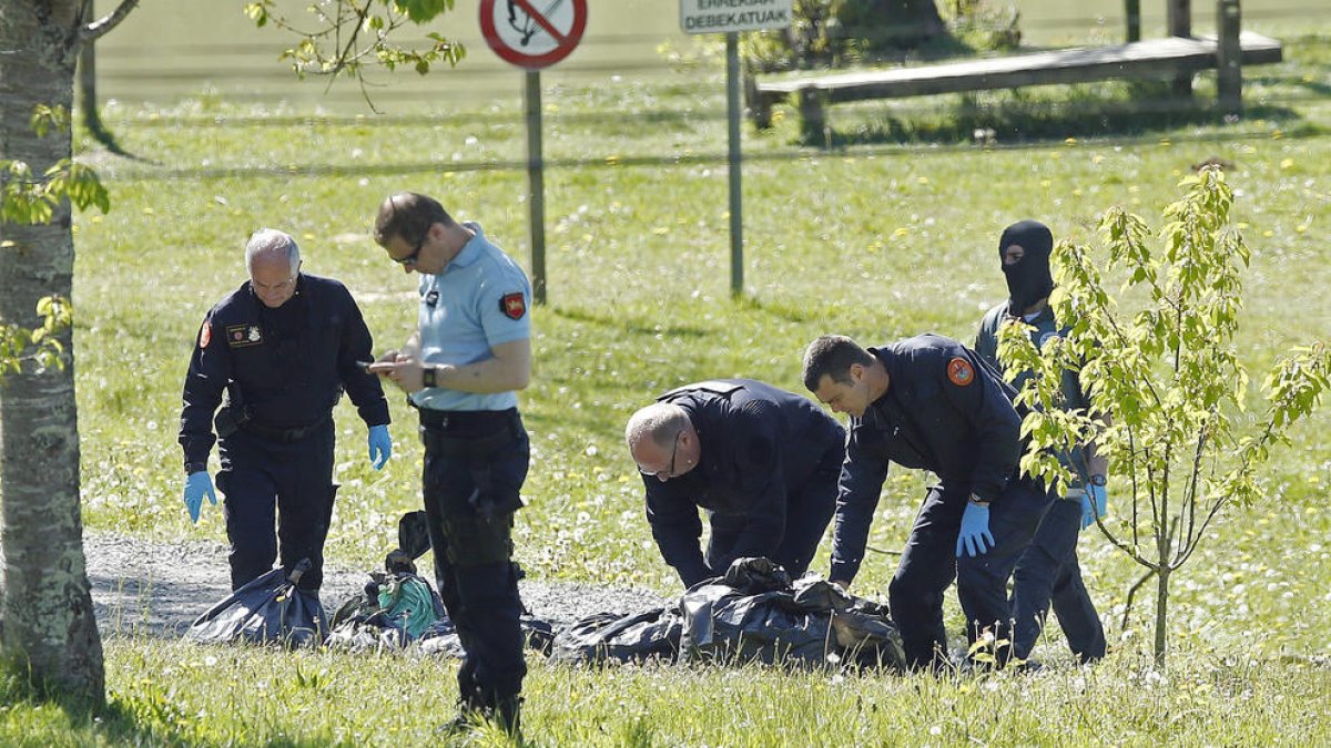 ETA fa efectiu el seu desarmament sota control dels “artesans de la pau”