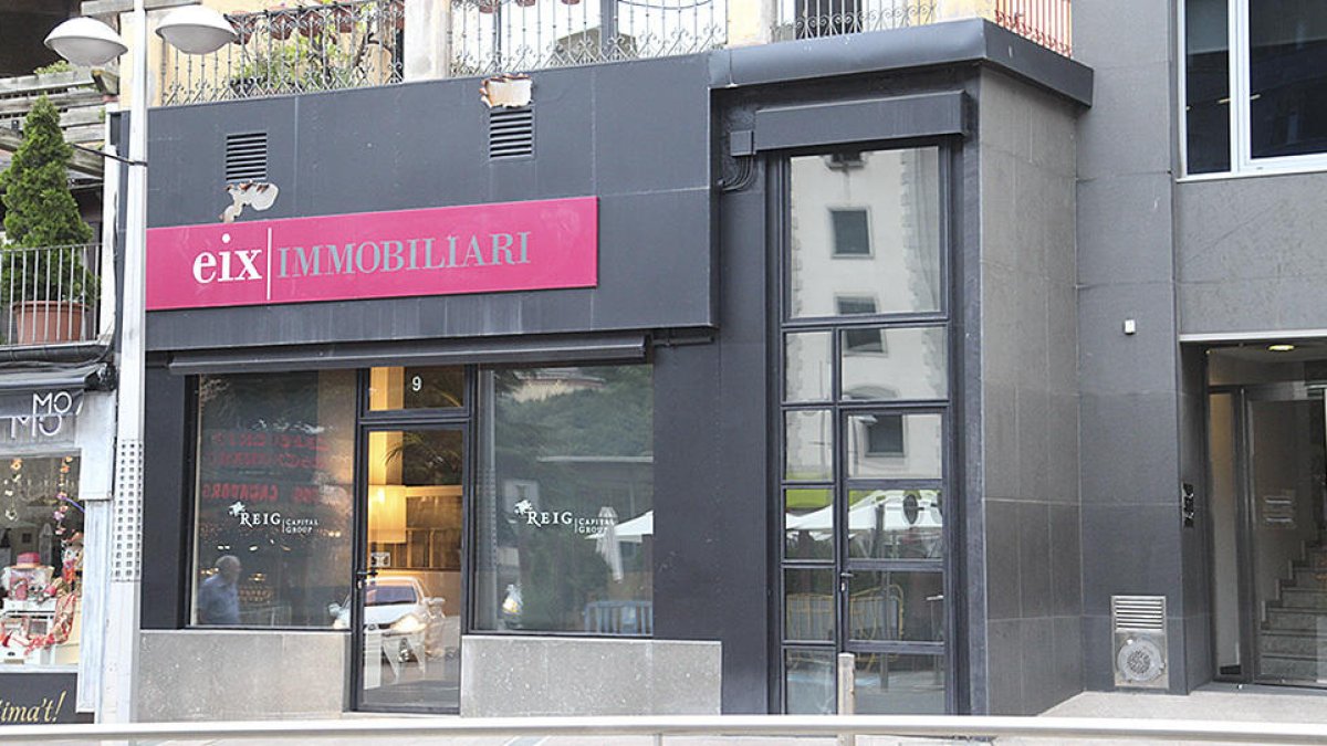 Roben dues caixes fortes i el sistema de gravació d'una immobiliària