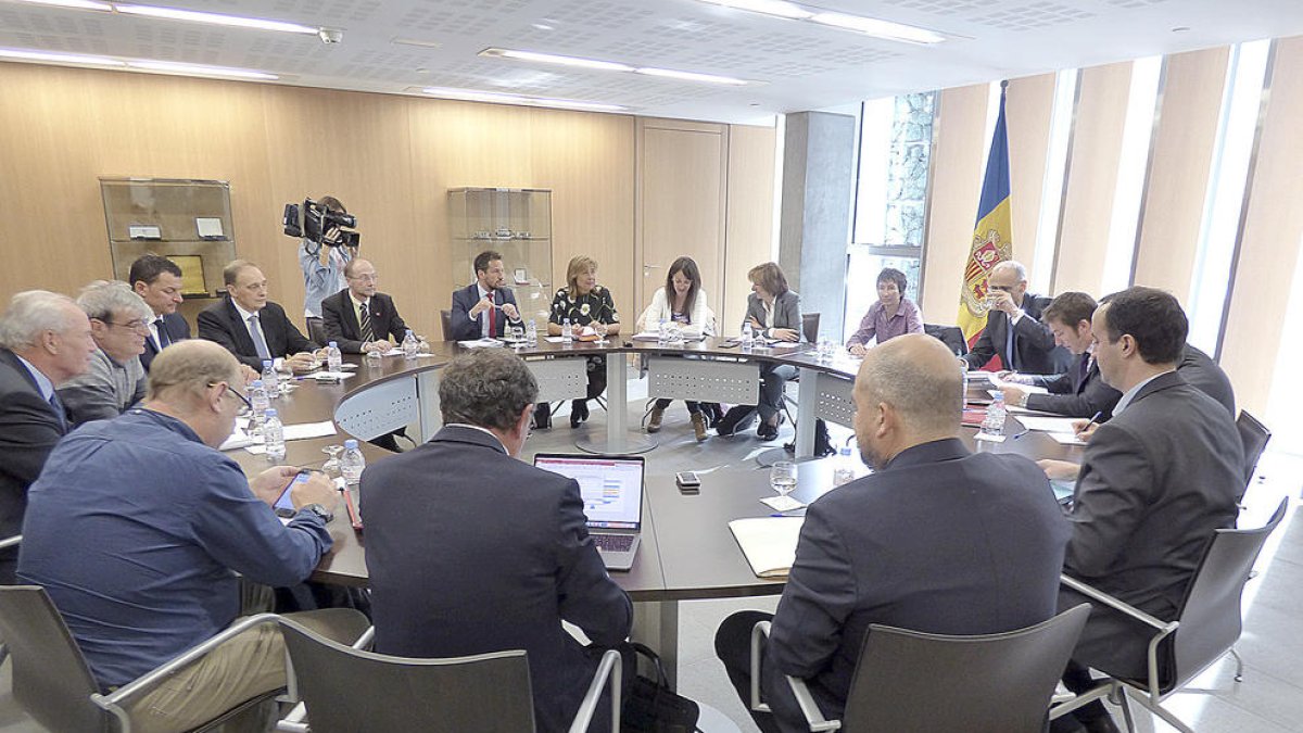 La capital i el PS demanen que els comuns cobrin més per la població