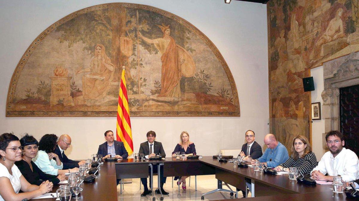 La Generalitat aposta per la consulta unilateral sense concretar-ne la data