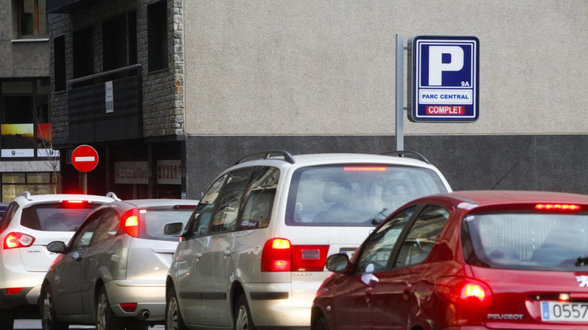 La capital té un dèficit de 8.000 places de pàrquing