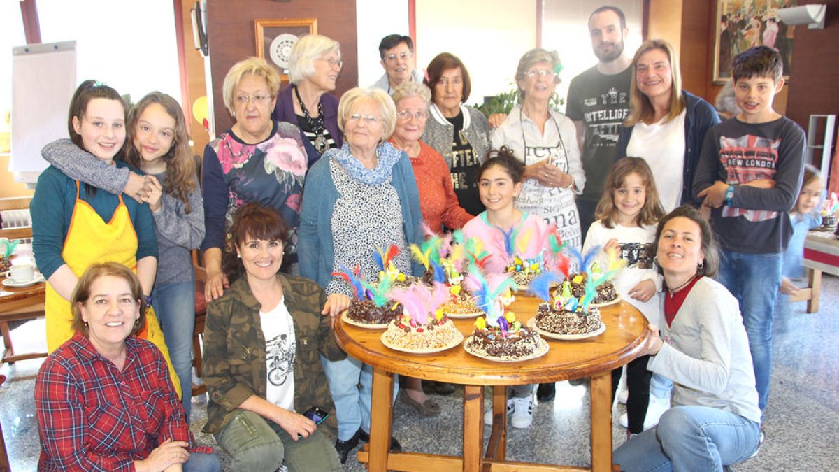Padrines i fillols preparen les mones plegats