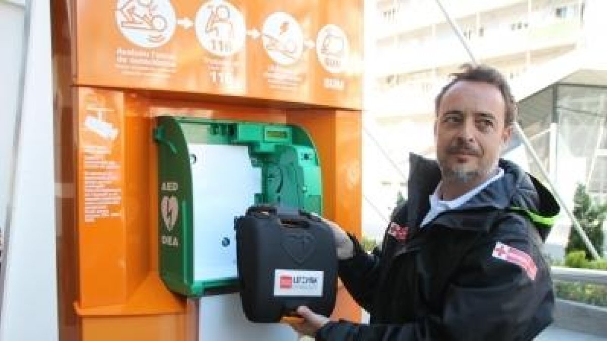 El primer desfibril·lador autònom d'Andorra la Vella s'instal·la a la plaça de la Rotonda