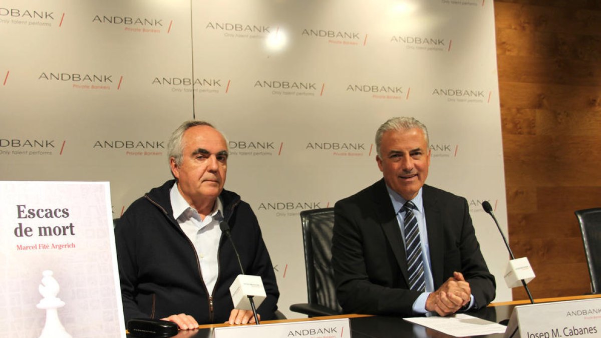 Marcel Fité, escriptor i guanyador del premi de novel·la curta Manuel Cerqueda, i Josep M. Cabanes, sotsdirector General de Banca País d'Andbank