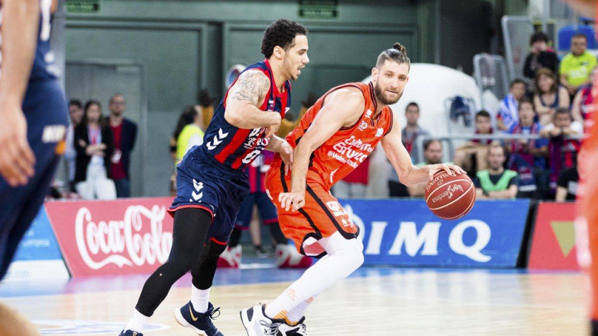 El Baskonia es refà i iguala la sèrie contra el València