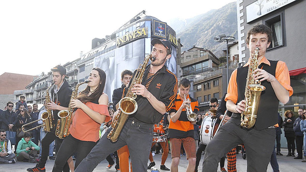 Les bandes de saxo prenen els carrers de la capital per iniciar el cinquè Sax Fest