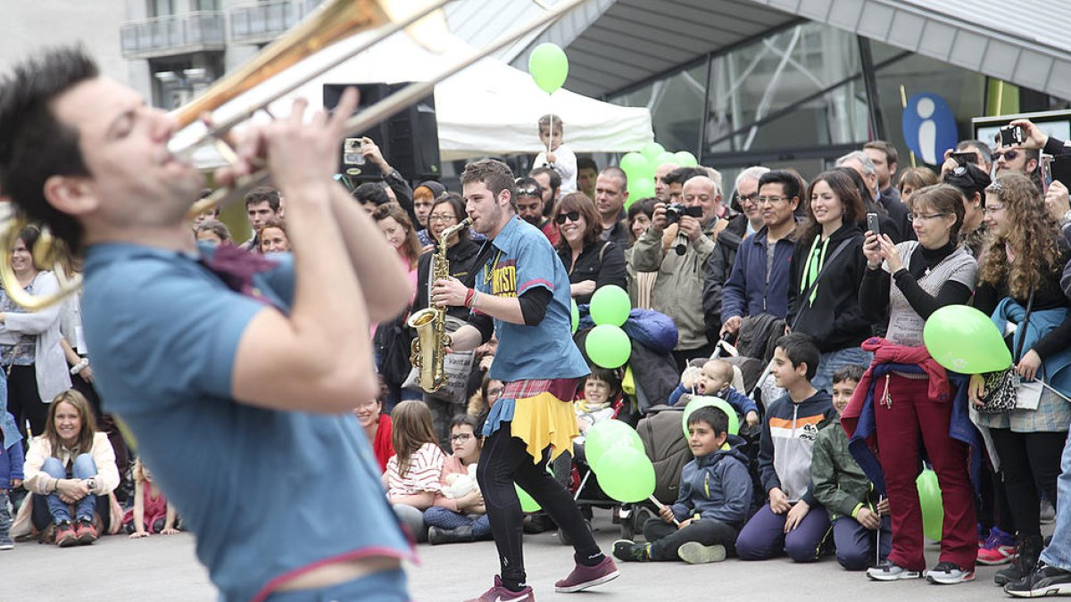 Les bandes del Saxfest omplen de ritme el carrer