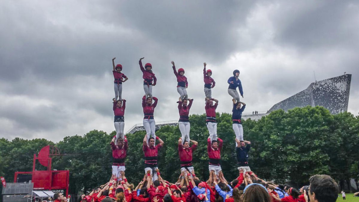 La colla del país participa en la segona Diada castellera internacional feta a París