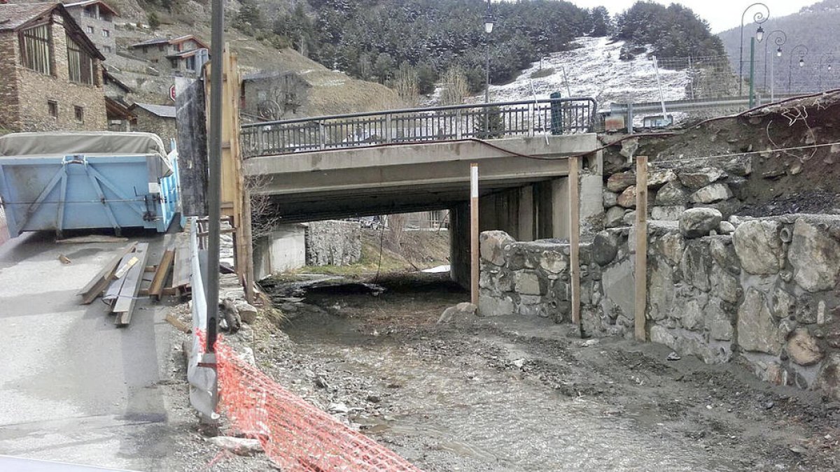 Neguit entre els veïns de Pal per un mur que redueix l'amplada del riu