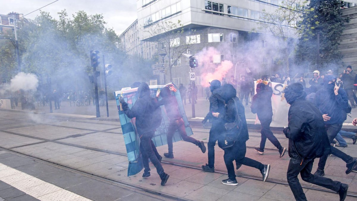Aldarulls en una protesta contra Le Pen a París