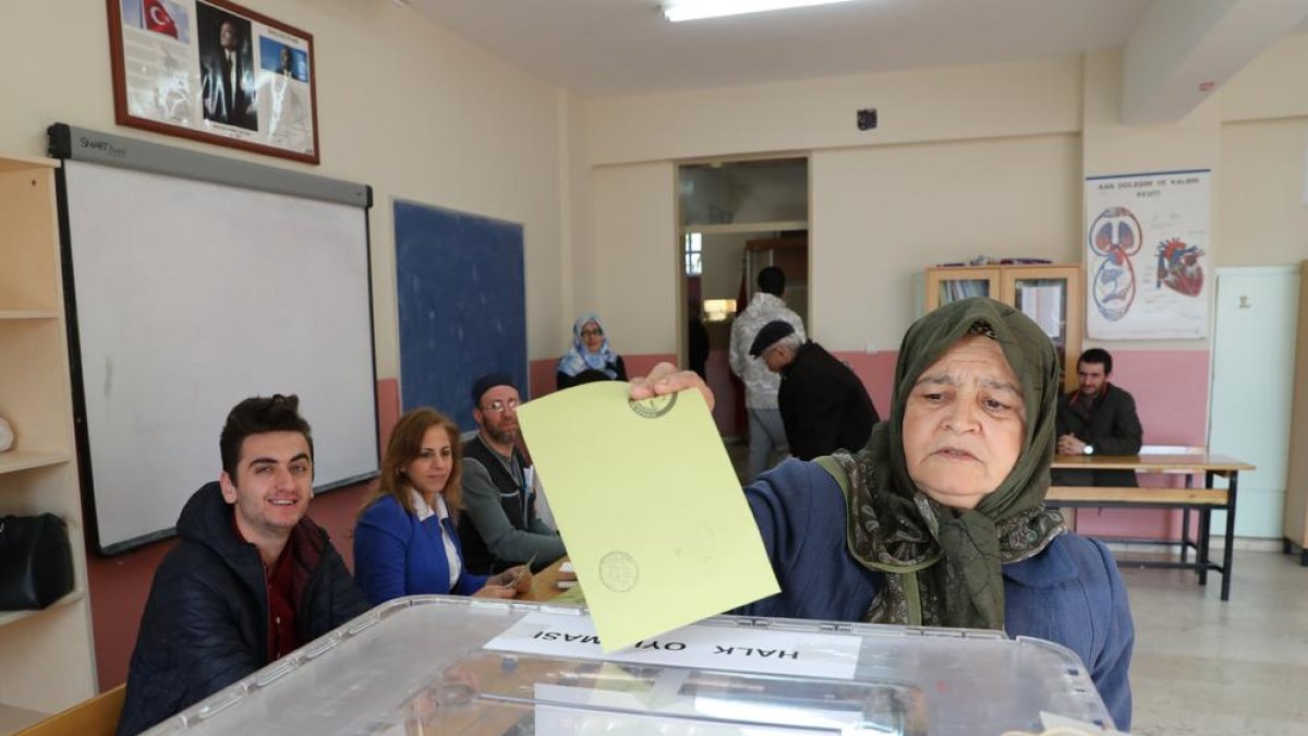 Erdogan guanya el referèndum i l'oposició anuncia que l'impugnarà