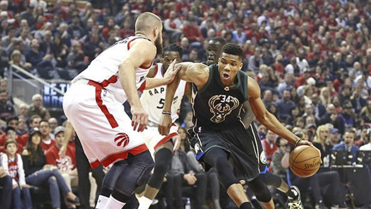 Els Bucks d'Antetokounmpo colpegen primer