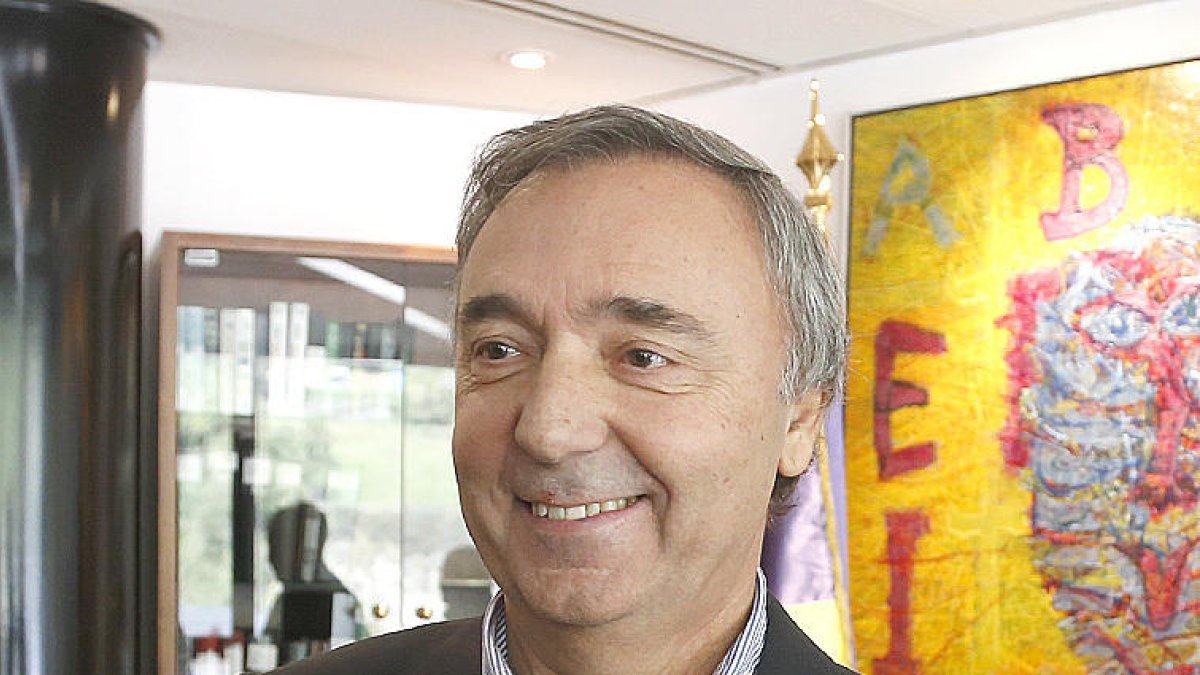 “No hi ha cap problema perquè el cònsol compatibilitzi dues feines”