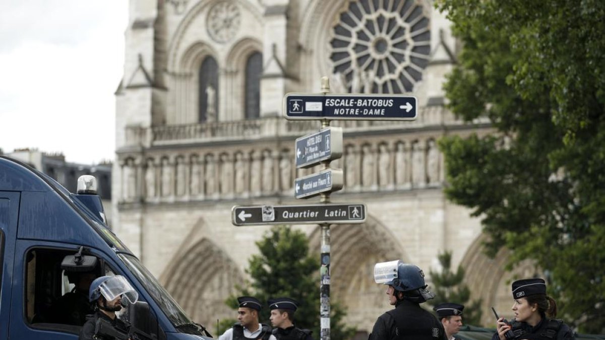 Neutralitzat un home després d'agredir un policia a Notre Dame