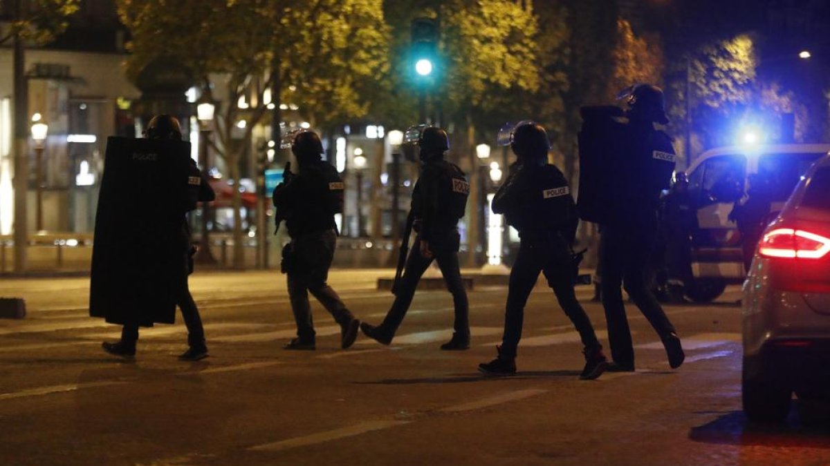Un tiroteig al centre de París deixa un policia mort i dos més de ferits