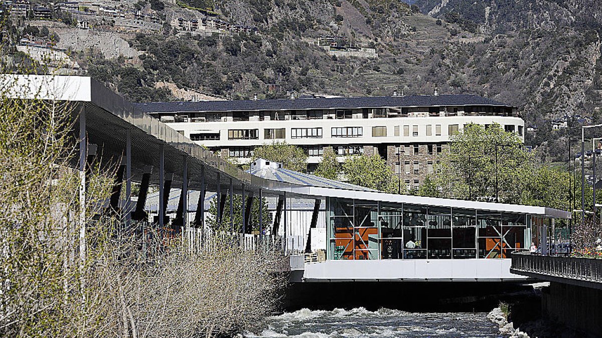 L'estació d'autobusos i l'heliport, als set tuits
