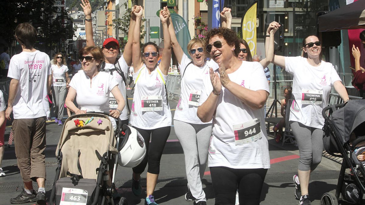 Sis-centes corredores se sumen a la cursa de la dona