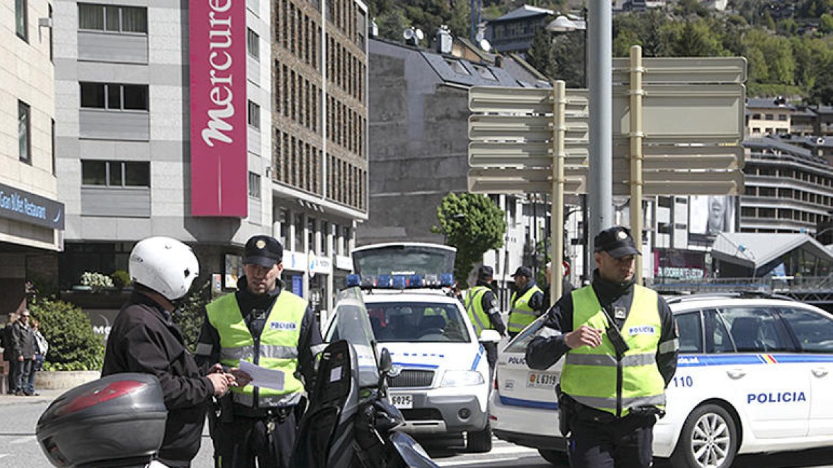La policia imposa 108 multes a motoristes