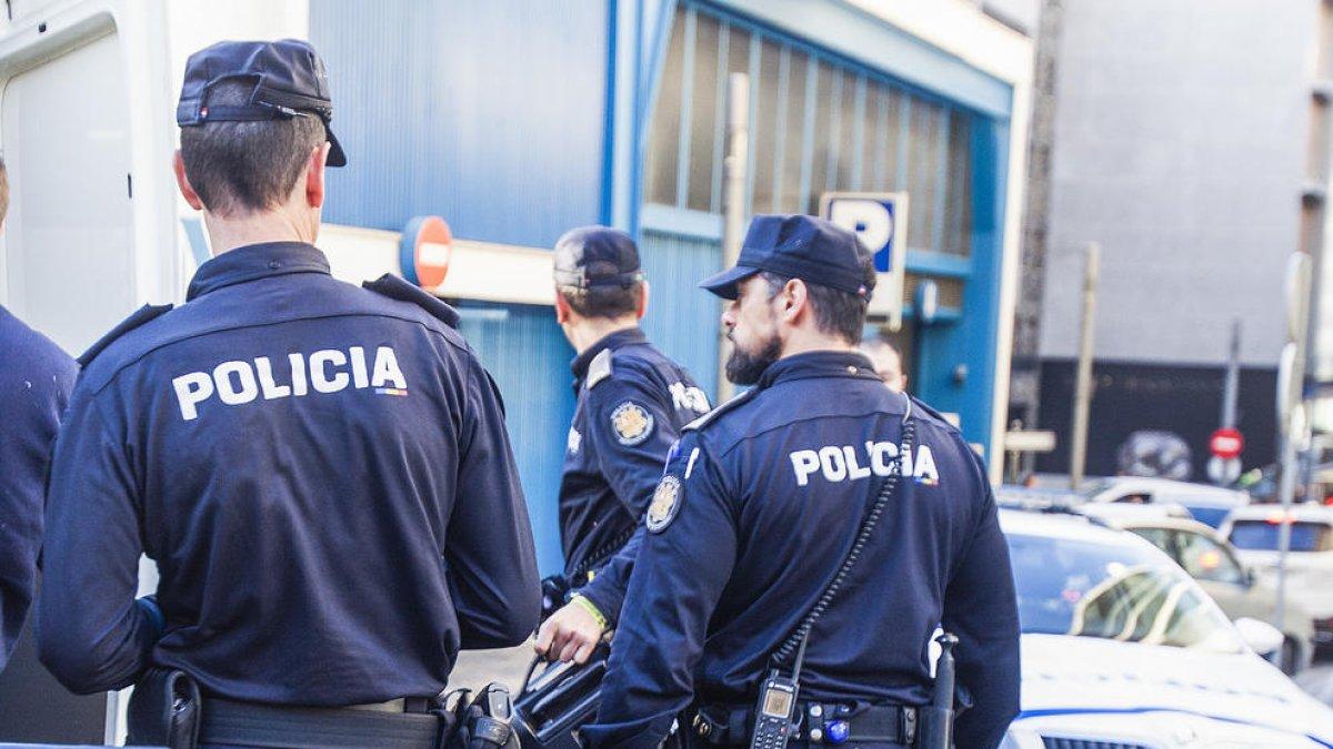 La policia deté  un jove de 21 anys per entrar a casa de l'exparella i agredir-la