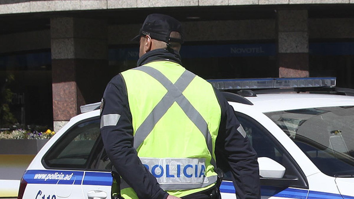 Detingut un home per dur una navalla, agredir l'exdona i entrar al seu domicili