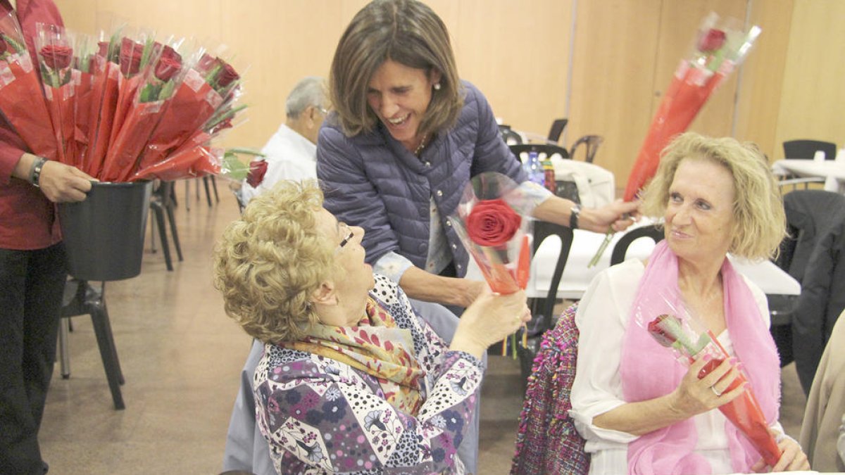 La gent gran celebra el Sant Jordi a la capital