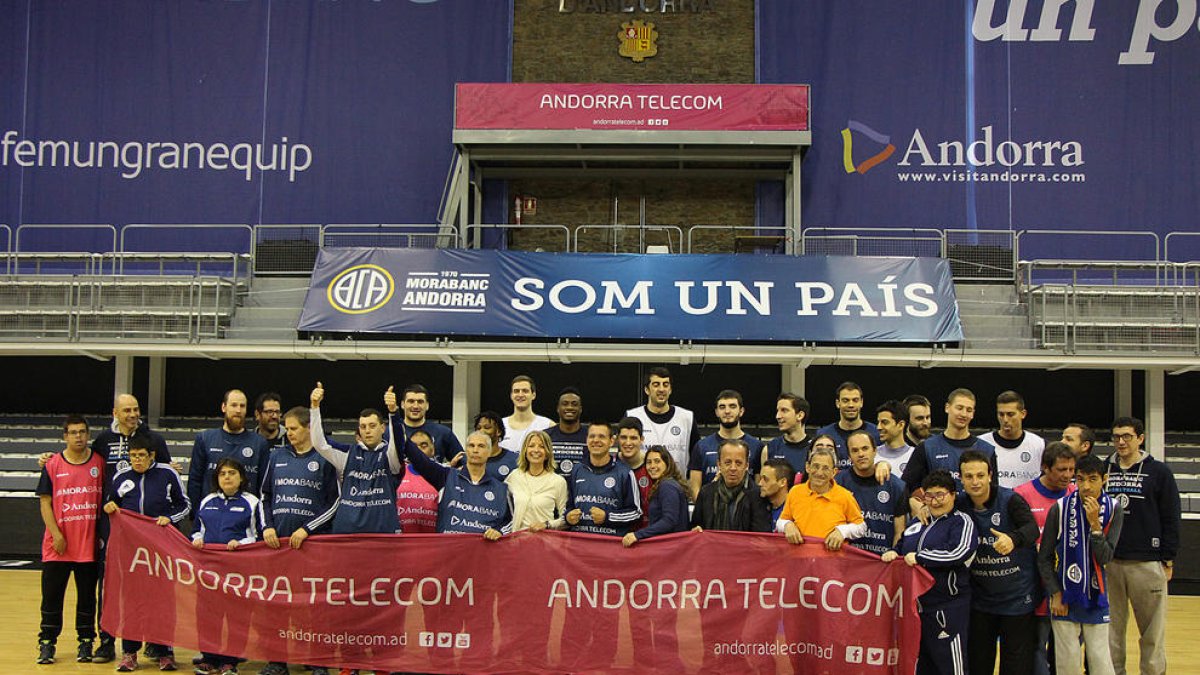 Els usuaris de l'Albó comparteixen un matí de bàsquet amb els jugadors del MoraBanc