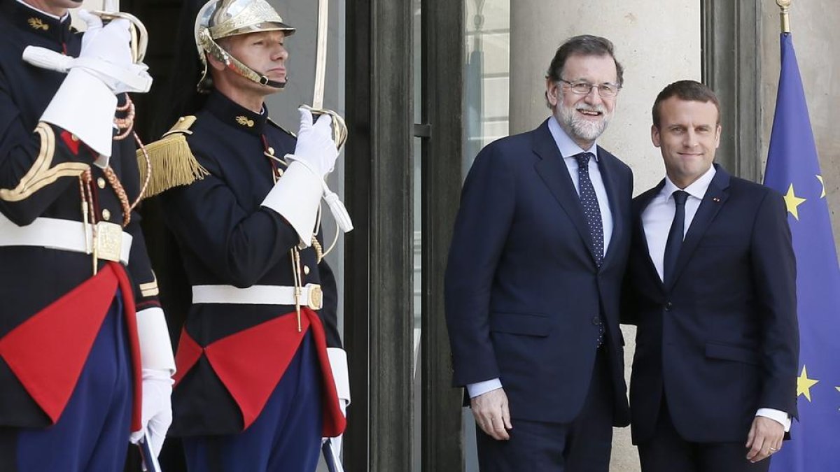 Macron fa costat a Rajoy per la UE i defensa una “Espanya sencera”